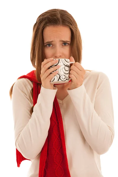 Νεαρή Άρρωστη Γυναίκα Πίνει Τσάι Καθώς Έχει Γρίπη Απομονωμένη Λευκό — Φωτογραφία Αρχείου