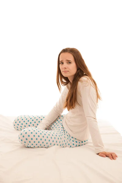 Hasta Kadın Yatakta Beyaz Arka Plan Üzerinde Izole Dinleniyor — Stok fotoğraf