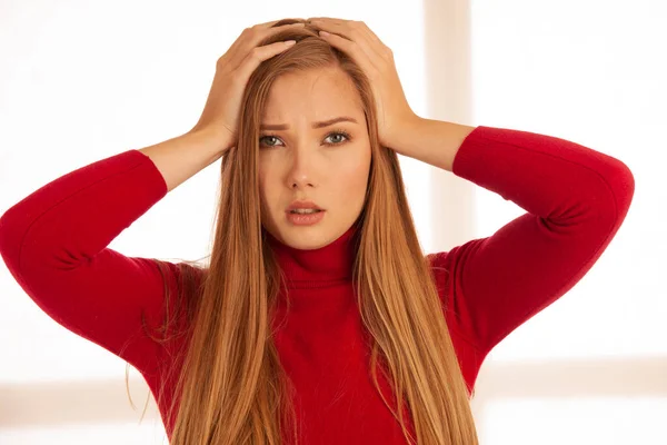 Młoda Blondynka Kobieta Poważne Migrene Cierpiących Straszny Ból Głowy Uczucie — Zdjęcie stockowe