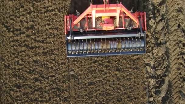 土地を耕すトラクターの空中像 — ストック動画