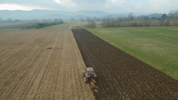 Rolnik Ciągniku Przygotowuje Grunty Użytkach Rolnych Widok Góry Dół Białe — Wideo stockowe