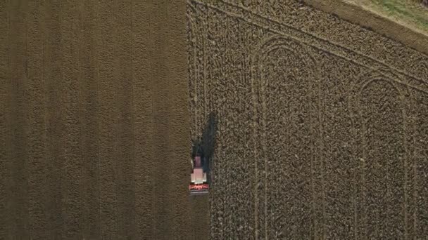 拖拉机耕地的空中景观 — 图库视频影像