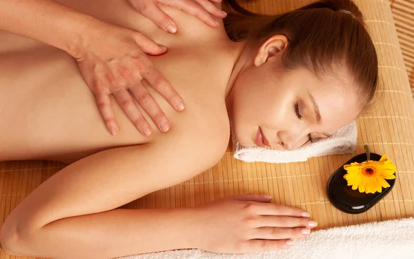 Vacker Ung Kvinna Som Har Massage Behandling Spa Salong Wellness — Stockfoto