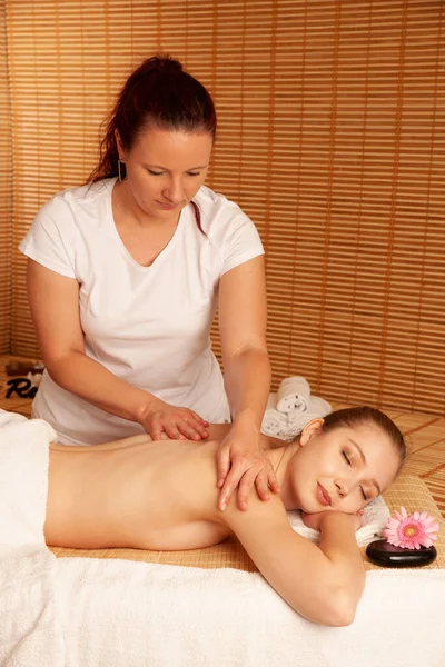 Mooie Jonge Vrouw Met Een Massage Spa Salon Wellness — Stockfoto