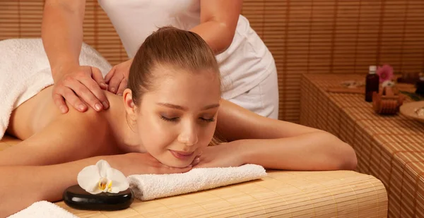 Vacker Ung Kvinna Som Har Massage Behandling Spa Salong Wellness — Stockfoto