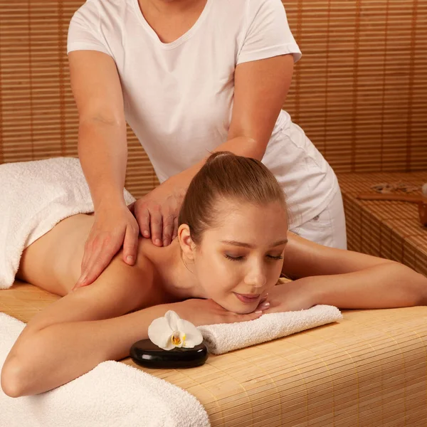 Schöne Junge Frau Bei Einer Massage Wellness Salon — Stockfoto