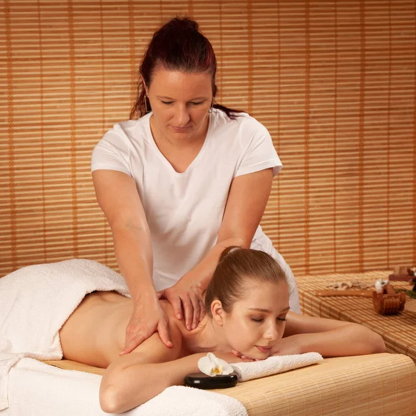 Bella Giovane Donna Che Trattamento Massaggio Nel Salone Spa Benessere — Foto Stock
