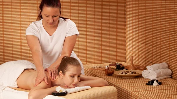 Mooie Jonge Vrouw Met Een Massage Spa Salon Wellness — Stockfoto