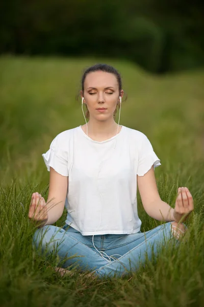 Beautiful Young Woman Meditate Meadou Early Summer Evening — Stock Photo, Image