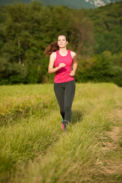 Mooie Jonge Vrouw Workout Outdoor Loopt Weide Het Begin Van — Stockfoto