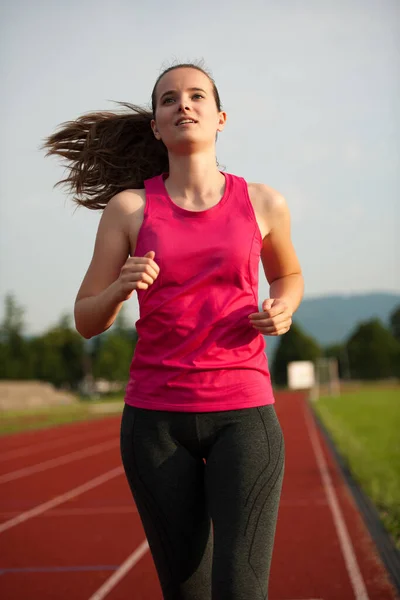 Hermosa Joven Corredora Correr Una Pista Principios Verano Por Tarde —  Fotos de Stock