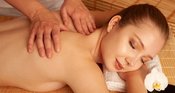 Beautiful Young Woman Having Massage Treatment Spa Salon Wellness — Stock Photo, Image