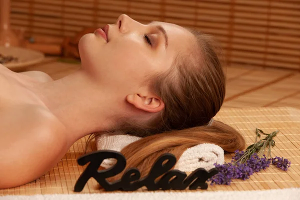 Mooie Jonge Vrouw Met Een Gezicht Massage Spa Kapsalon Wellness — Stockfoto
