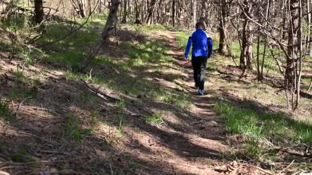 Чоловік Біжить Брудному Шляху Спортсмен Біжить Швидко Парку Щільними Деревами — стокове відео