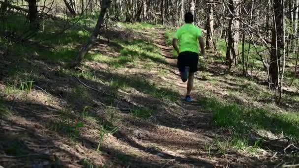 Uomo Che Corre Sulla Pista Fango Atleta Che Corre Veloce — Video Stock