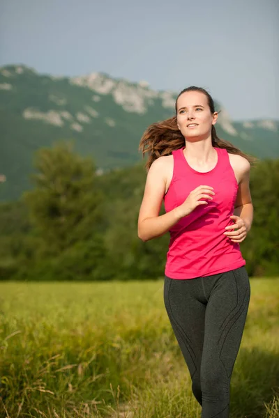 Bella Giovane Donna Allenamento All Aperto Corre Attraverso Prato All — Foto Stock