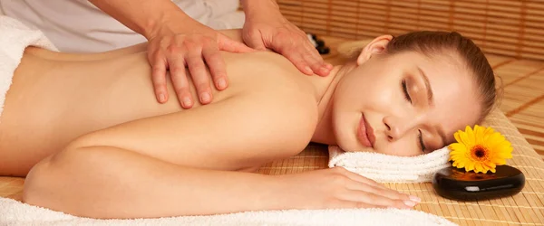 Mooie Jonge Vrouw Met Een Massage Spa Salon Wellness — Stockfoto