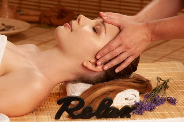 Vacker Ung Kvinna Med Ett Ansikte Massage Spasalong Wellness — Stockfoto