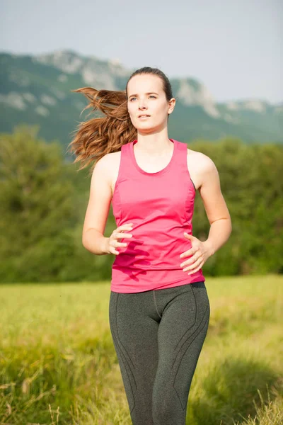 Bella Giovane Donna Allenamento All Aperto Corre Attraverso Prato All — Foto Stock