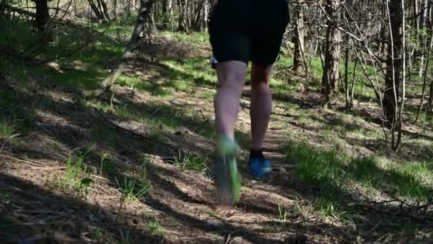 Άνθρωπος Τρέχει Στις Γραμμές Λάσπης Αθλητής Τρέχει Γρήγορα Ένα Πάρκο — Αρχείο Βίντεο