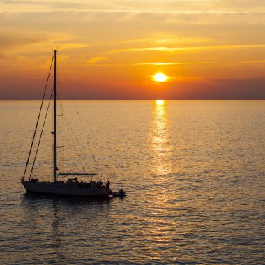 gün batımı yelkenli mediterran deniz