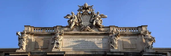 Der berühmte Trevi-Brunnen in Rom. — Stockfoto