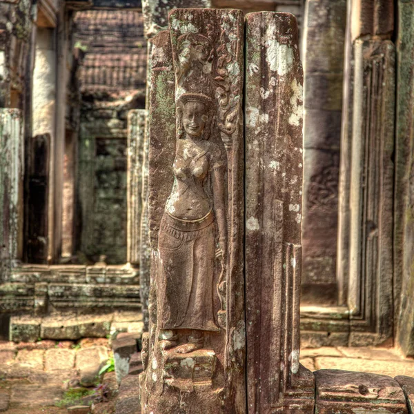 Cambodja boeddhistische tempel snijwerk meisje — Stockfoto
