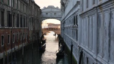 Venedik 'te Kanal' da Gondollar.