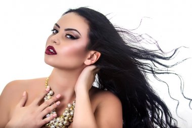 Kız makyaj ile ve beyaz bir arka plan üzerinde bir mücevher