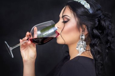 Güzellik genç kadın gece arka plan üzerinde kırmızı şarap içme