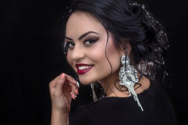 Makyaj ile kız ve siyah bir zemin üzerine bir mücevher