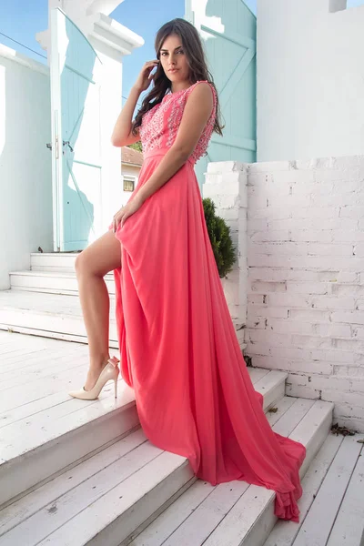 スタイリッシュな赤いドレスの魅力的な女の子 — ストック写真