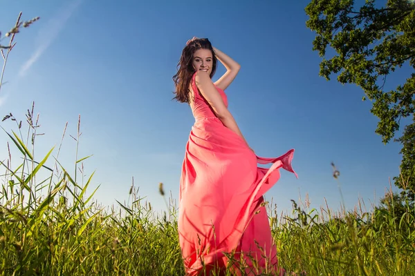 Belle Jeune Femme Dans Une Robe Rouge Dans Champ Été — Photo