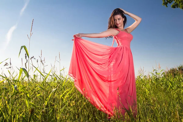 Mulher Bonita Vestido Vermelho Campo Verão — Fotografia de Stock