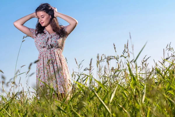 Vacker Ung Kvinna Fältet Sommaren — Stockfoto