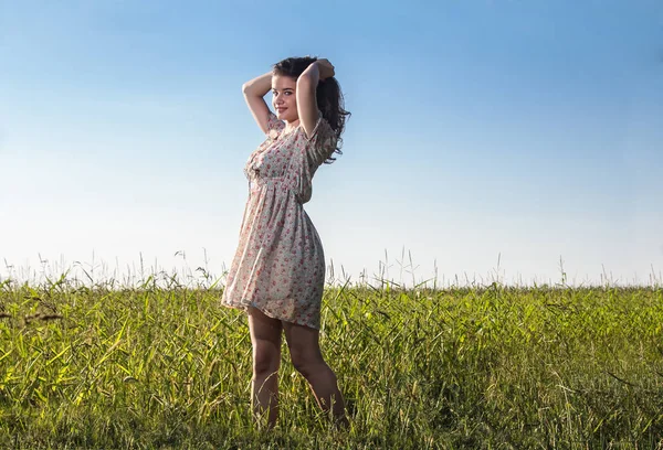 Vacker Ung Kvinna Fältet Sommaren — Stockfoto