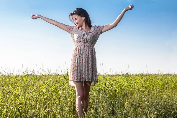 Schöne Junge Frau Sommerfeld — Stockfoto