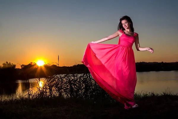 Yaz Alanında Kırmızı Elbiseli Güzel Genç Kadın — Stok fotoğraf