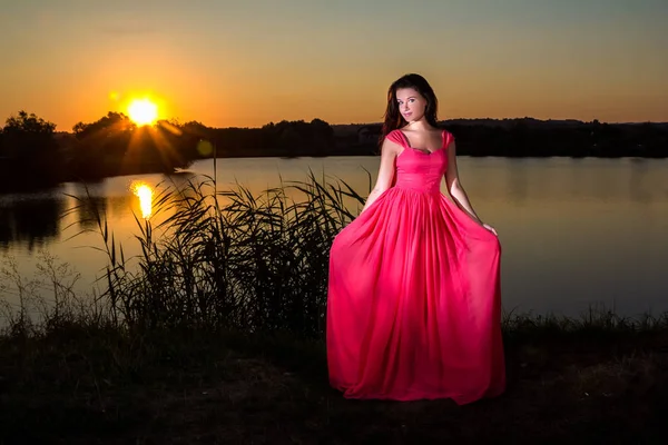 Mulher Bonita Vestido Vermelho Campo Verão — Fotografia de Stock