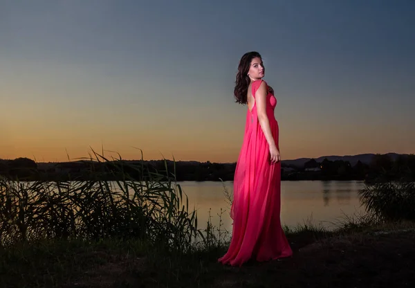 Belle Jeune Femme Dans Une Robe Rouge Dans Champ Été — Photo