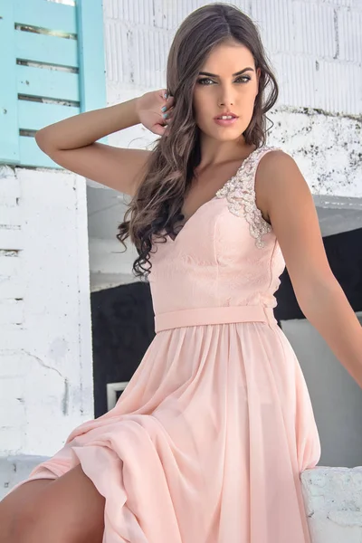 Ein Schönes Mädchen Sommerkleid Auf Der Terrasse — Stockfoto
