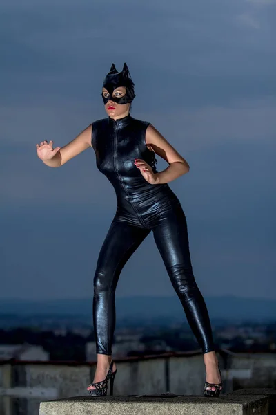 Schöne Frau Catwoman Leder Latex Auf Dem Dach — Stockfoto