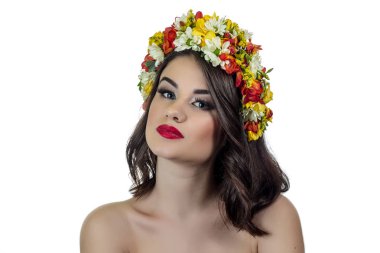 Moda makyaj. Beyaz bir arka plan üzerinde çiçekler olan bir kadın