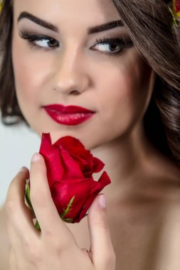 Moda makyaj. Beyaz bir arka plan üzerinde çiçekler olan bir kadın