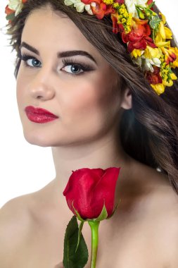 Moda makyaj. Beyaz bir arka plan üzerinde çiçekler olan bir kadın