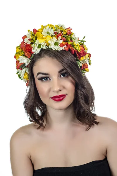 Maquillage Mode Une Femme Avec Des Fleurs Sur Fond Blanc — Photo