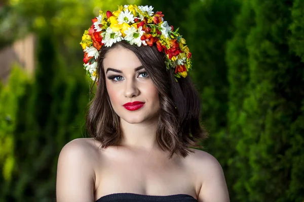 Belle Femme Dans Une Couronne Fleurs Été Coucher Soleil — Photo