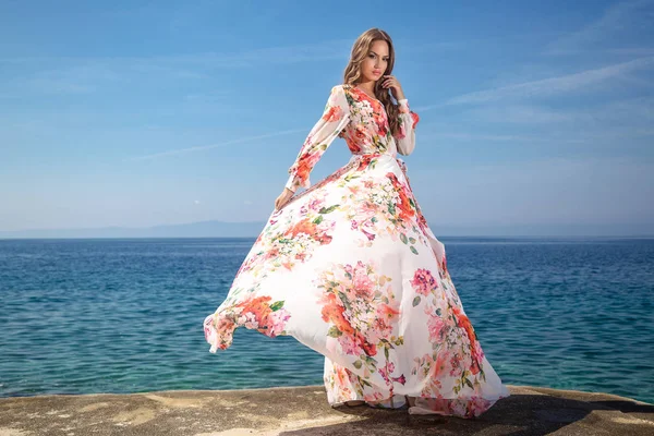 Beautiful Woman Summer Dress Looking Blue Sea — Stock Photo, Image
