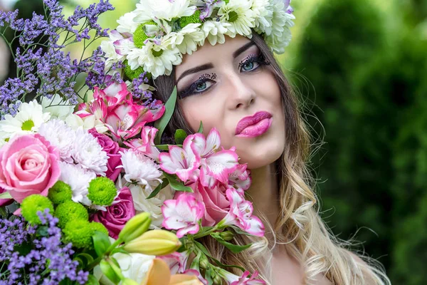 Belle Femme Dans Une Couronne Fleurs Été Coucher Soleil — Photo