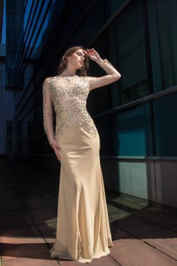 Güzel, moda Kız Giydir modern binanın önünde